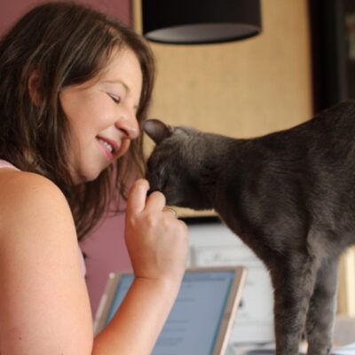 Katrin Knispel mit einer Katze