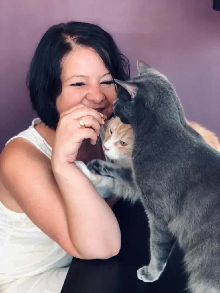 Katrin Knispel mit ihren Katzen